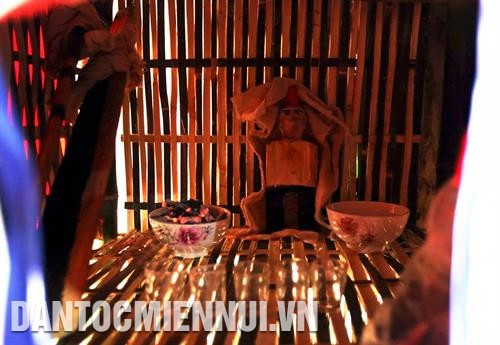 Lễ nhảy lửa của người Dao đỏ được tổ chức trên một khoảng sân rộng, tại bản Huổi Sâu, xã Pa Tần, huyện Nậm Pồ. Ảnh: Phan Tuấn Anh Bát than hồng được đặt lên bàn thờ xin thần Lửa ban phép. Ảnh: Phan Tuấn Anh Thầy cúng khấn xin thần Lửa cho các trai bản được tham gia lễ nhảy lửa. Ảnh: Phan Tuấn Anh Trước khi nhảy lửa, người Dao đỏ tổ chức ca hát, nhảy múa. Ảnh: Phan Tuấn Anh Lễ nhảy lửa của người Dao đỏ được tổ chức trên một khoảng sân rộng, tại bản Huổi Sâu, xã Pa Tần, huyện Nậm Pồ. Ảnh: Phan Tuấn Anh Bát than hồng được đặt lên bàn thờ xin thần Lửa ban phép. Ảnh: Phan Tuấn Anh Thầy cúng khấn xin thần Lửa cho các trai bản được tham gia lễ nhảy lửa. Ảnh: Phan Tuấn Anh Trước khi nhảy lửa, người Dao đỏ tổ chức ca hát, nhảy múa. Ảnh: Phan Tuấn Anh