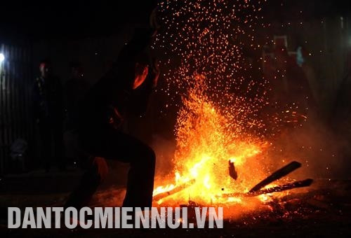 Lễ nhảy lửa của người Dao đỏ được tổ chức trên một khoảng sân rộng, tại bản Huổi Sâu, xã Pa Tần, huyện Nậm Pồ. Ảnh: Phan Tuấn Anh Bát than hồng được đặt lên bàn thờ xin thần Lửa ban phép. Ảnh: Phan Tuấn Anh Thầy cúng khấn xin thần Lửa cho các trai bản được tham gia lễ nhảy lửa. Ảnh: Phan Tuấn Anh Trước khi nhảy lửa, người Dao đỏ tổ chức ca hát, nhảy múa. Ảnh: Phan Tuấn Anh Lễ nhảy lửa của người Dao đỏ được tổ chức trên một khoảng sân rộng, tại bản Huổi Sâu, xã Pa Tần, huyện Nậm Pồ. Ảnh: Phan Tuấn Anh Bát than hồng được đặt lên bàn thờ xin thần Lửa ban phép. Ảnh: Phan Tuấn Anh Thầy cúng khấn xin thần Lửa cho các trai bản được tham gia lễ nhảy lửa. Ảnh: Phan Tuấn Anh Trước khi nhảy lửa, người Dao đỏ tổ chức ca hát, nhảy múa. Ảnh: Phan Tuấn Anh