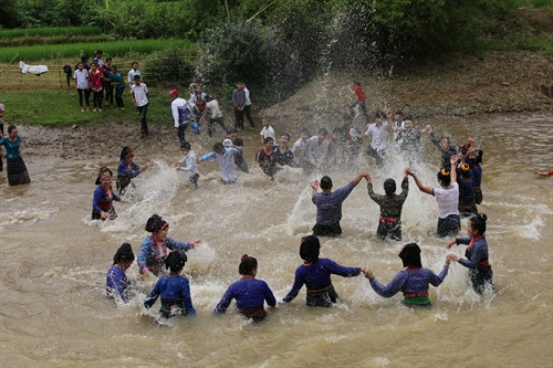 Người dân làng bản Na Sang cùng vui đùa té nước nhau ở suối.