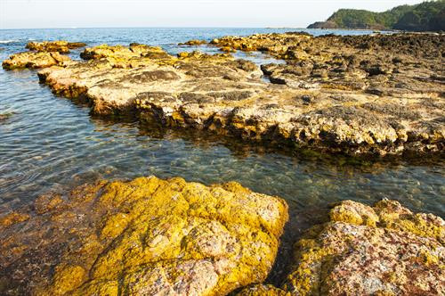 Trầm tích núi lửa tạo nên nhiều cảnh quan kỳ thú độc nhất, vô nhị. Quảng Ngãi đang đứng trước cơ hội phát triển loại hình du lịch biển-đảo gắn với di sản địa chất độc đáo hiếm có ở Việt Nam. Ảnh: Minh Đức - TTXVN