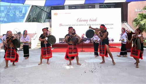 Đoàn nghệ nhân trình diễn các điệu múa truyền thống của đồng bào Cor. Ảnh: Trần Lê Lâm - TTXVN