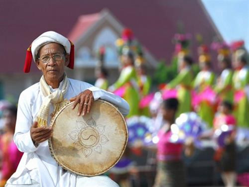 Biểu diễn trống Paranưng.