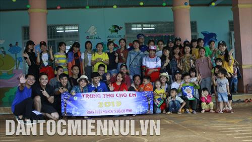 Các tình nguyện viên chụp ảnh lưu niệm cùng các em nhỏ tại điểm trường mầm non Hoa Ban - Đội 2 (thôn Tân Bình, xã Đắk Ngo, Tuy Đức, Đắk Nông) Các tình nguyện viên chụp ảnh lưu niệm cùng các em nhỏ tại điểm trường mầm non Hoa Ban - Đội 2 (thôn Tân Bình, xã Đắk Ngo, Tuy Đức, Đắk Nông)