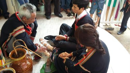 Nghi thức kết đôi trong đám cưới của cặp đôi người Êđê - Kinh tại phường Tự An, TP. Buôn Ma Thuột (Đắk Lắk). Nghi thức kết đôi trong đám cưới của cặp đôi người Êđê - Kinh tại phường Tự An, TP. Buôn Ma Thuột (Đắk Lắk).