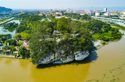 Núi Non Nước nhìn từ trên cao.