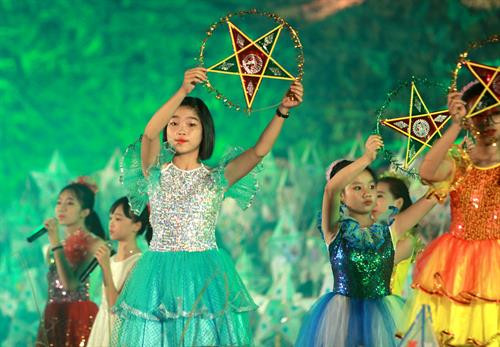 Ông Phạm Minh Huấn, Chủ tịch UBND tỉnh Tuyên Quang chúc mừng các em thiếu nhi nhân dịp Tết trung thu 2017. Ảnh: Quang Cường – TTXVN Thiếu nhi trong đêm hội. Ảnh: Quang Cường – TTXVN Thiếu nhi trong đêm hội. Ảnh: Quang Cường – TTXVN Ông Phạm Minh Huấn, Chủ tịch UBND tỉnh Tuyên Quang chúc mừng các em thiếu nhi nhân dịp Tết trung thu 2017. Ảnh: Quang Cường – TTXVN Thiếu nhi trong đêm hội. Ảnh: Quang Cường – TTXVN Thiếu nhi trong đêm hội. Ảnh: Quang Cường – TTXVN