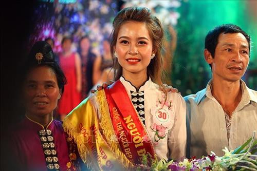 Người đẹp Hoa ban năm 2019 Lò Thị Vui bên người thân sau khi đạt giải. Ảnh: Phan Tuấn Anh – TTXVN Người đẹp Hoa ban năm 2019 Lò Thị Vui bên người thân sau khi đạt giải. Ảnh: Phan Tuấn Anh – TTXVN