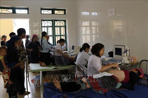 Khám bệnh, tư vấn sức khỏe, cấp thuốc, tặng quà miễn phí cho 1.000 người dân thuộc đối tượng chính sách. Ảnh: Đinh Thùy - TTXVN Khám bệnh, tư vấn sức khỏe, cấp thuốc, tặng quà miễn phí cho 1.000 người dân thuộc đối tượng chính sách. Ảnh: Đinh Thùy - TTXVN