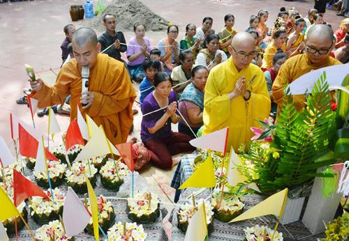 Nghi Lễ thả hoa đăng, thả những điều không may mắn theo dòng nước. Ảnh: Tuấn Anh – TTXVN Nghi Lễ thả hoa đăng, thả những điều không may mắn theo dòng nước. Ảnh: Tuấn Anh – TTXVN Nghi Lễ thả hoa đăng, thả những điều không may mắn theo dòng nước. Ảnh: Tuấn Anh – TTXVN Cộng đồng nười Lào nghe các nhà sư tụng kinh. Ảnh: Tuấn Anh – TTXVN Tết Bunpimay hay còn gọi Hội té nước là dịp mừng năm mới, Tết cổ truyền của các bộ tộc Lào. Ảnh: Tuấn Anh – TTXVN Nghi Lễ thả hoa đăng, thả những điều không may mắn theo dòng nước. Ảnh: Tuấn Anh – TTXVN Nghi Lễ thả hoa đăng, thả những điều không may mắn theo dòng nước. Ảnh: Tuấn Anh – TTXVN Nghi Lễ thả hoa đăng, thả những điều không may mắn theo dòng nước. Ảnh: Tuấn Anh – TTXVN Cộng đồng nười Lào nghe các nhà sư tụng kinh. Ảnh: Tuấn Anh – TTXVN Tết Bunpimay hay còn gọi Hội té nước là dịp mừng năm mới, Tết cổ truyền của các bộ tộc Lào. Ảnh: Tuấn Anh – TTXVN