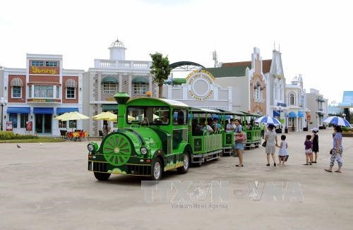 Khu liên hợp nghỉ dưỡng – giải trí Vinpearl Phú Quốc thuộc Tập đoàn Vingroup có tổng diện tích trên 300ha; quần thể nghỉ dưỡng – giải trí 5 sao theo tiêu chuẩn quốc tế đầu tiên và quy mô lớn nhất trên đảo. Ảnh: An Hiếu – TTXVN. Khu liên hợp nghỉ dưỡng – giải trí Vinpearl Phú Quốc thuộc Tập đoàn Vingroup có tổng diện tích trên 300ha; quần thể nghỉ dưỡng – giải trí 5 sao theo tiêu chuẩn quốc tế đầu tiên và quy mô lớn nhất trên đảo. Ảnh: An Hiếu – TTXVN.