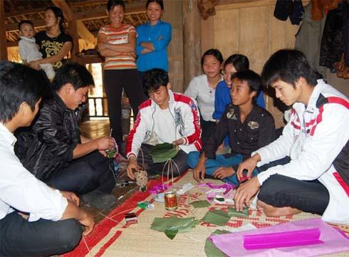 Trước khi lễ cưới được tổ chức thì cả nhà trai và nhà gái sẽ phải chuẩn bị lương thực, thực phẩm, đồ lễ và ông mờ, bà mờ… Khi sang nhà gái, nhà trai cử một đoàn đi đón dâu với số lượng bắt buộc là 11 người trong đó có trưởng đoàn, chủ hôn, chú rể, phù rể và các nam thanh niên trẻ, khỏe có tài hát đối đáp, tất cả đều mặc trang phục truyền thống của dân tộc. Sau khi lên nhà cô dâu, chú rể (choàng áo vàng) sẽ đi thẳng vào buồng cô dâu và đêm hôm đó sẽ ngủ lại một đêm tại buồng, còn cô dâu lại được giấu tạm đi nơi khác Trong khi đó, ở bên ngoài vẫn diễn ra mọi thủ tục, nghi lễ. Chuẩn bị cho cô dâu trước khi về nhà chồng. Đến giờ đã định, sau khi đã trang điểm xong thì cô dâu sẽ lên buồng và phải dùng quạt để che mặt bởi người Dao quan niệm, khi đi lấy chồng mà để hở mặt sẽ mất vía và cô dâu sẽ không gặp may trong suốt cuộc đời. Thầy mờ của nhà trai cũng choàng cho cô dâu chiếc áo vàng mà chú rể đã mặc hôm qua để thể hiện tình cảm giữa hai người. Đoàn nhà trai sẽ đứng hát xin dâu. Đến giờ đẹp (khoảng 10h đêm) là lễ kết tóc se tơ cho cô dâu chú rể. Người cầm bó đuốc sẽ đi trước với ý nghĩa là xua tà, đuổi cái ác, soi đường chỉ lối cho cô dâu. Ông mờ cùng các phù dâu, phù rể đưa cô dâu về nhà trai. Theo phong tục của người Dao thì dù xa hay gần, khi sang đến nhà trai, đoàn nhà gái cũng phải nghỉ lại ở đâu đó rồi đến giờ hoàng đạo (thường là vào khoảng 5h – 6h chiều) thì cô dâu mới được lên nhà trai. Đó là khoảng thời gian tốt nhất cho cô dâu và chú rể sau này. Em cô bên nhà chồng sẽ che ô cho cô dâu lên cầu thang với ý nghĩa nhà chồng sẽ che chở cho người mới vào nhà. Trong đám cưới của người Dao thì chú rể không được ra đón và cũng không được nhìn mặt cô dâu cho đến khi các nghi lễ lạy tạ tổ tiên được thực hiện xong. Những người đến dự đều chúc mừng hạnh phúc cho cô dâu, chú rể, tạo nên không khí vui tươi của cả bản làng Trước khi lễ cưới được tổ chức thì cả nhà trai và nhà gái sẽ phải chuẩn bị lương thực, thực phẩm, đồ lễ và ông mờ, bà mờ… Khi sang nhà gái, nhà trai cử một đoàn đi đón dâu với số lượng bắt buộc là 11 người trong đó có trưởng đoàn, chủ hôn, chú rể, phù rể và các nam thanh niên trẻ, khỏe có tài hát đối đáp, tất cả đều mặc trang phục truyền thống của dân tộc. Sau khi lên nhà cô dâu, chú rể (choàng áo vàng) sẽ đi thẳng vào buồng cô dâu và đêm hôm đó sẽ ngủ lại một đêm tại buồng, còn cô dâu lại được giấu tạm đi nơi khác Trong khi đó, ở bên ngoài vẫn diễn ra mọi thủ tục, nghi lễ. Chuẩn bị cho cô dâu trước khi về nhà chồng. Đến giờ đã định, sau khi đã trang điểm xong thì cô dâu sẽ lên buồng và phải dùng quạt để che mặt bởi người Dao quan niệm, khi đi lấy chồng mà để hở mặt sẽ mất vía và cô dâu sẽ không gặp may trong suốt cuộc đời. Thầy mờ của nhà trai cũng choàng cho cô dâu chiếc áo vàng mà chú rể đã mặc hôm qua để thể hiện tình cảm giữa hai người. Đoàn nhà trai sẽ đứng hát xin dâu. Đến giờ đẹp (khoảng 10h đêm) là lễ kết tóc se tơ cho cô dâu chú rể. Người cầm bó đuốc sẽ đi trước với ý nghĩa là xua tà, đuổi cái ác, soi đường chỉ lối cho cô dâu. Ông mờ cùng các phù dâu, phù rể đưa cô dâu về nhà trai. Theo phong tục của người Dao thì dù xa hay gần, khi sang đến nhà trai, đoàn nhà gái cũng phải nghỉ lại ở đâu đó rồi đến giờ hoàng đạo (thường là vào khoảng 5h – 6h chiều) thì cô dâu mới được lên nhà trai. Đó là khoảng thời gian tốt nhất cho cô dâu và chú rể sau này. Em cô bên nhà chồng sẽ che ô cho cô dâu lên cầu thang với ý nghĩa nhà chồng sẽ che chở cho người mới vào nhà. Trong đám cưới của người Dao thì chú rể không được ra đón và cũng không được nhìn mặt cô dâu cho đến khi các nghi lễ lạy tạ tổ tiên được thực hiện xong. Những người đến dự đều chúc mừng hạnh phúc cho cô dâu, chú rể, tạo nên không khí vui tươi của cả bản làng