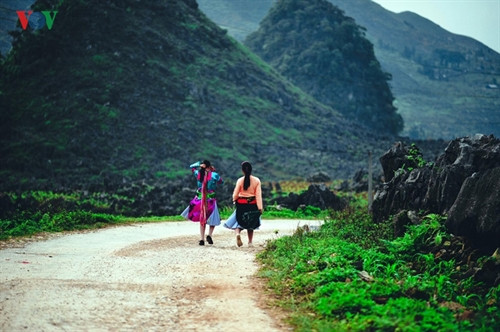 Những chiếc váy rực rỡ sắc màu đã làm nên vẻ đẹp riêng cho những cô gái vùng cao.