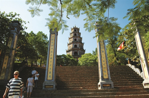 Chùa Thiên Mụ không chỉ là chốn tâm linh mà còn là nơi vãn cảnh ở xứ Huế