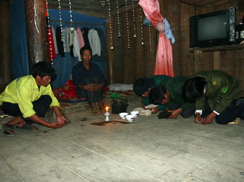 Tại nhà gái, ông mối và đại diện nhà trai phải quỳ lạy nhà gái trước khi thưa chuyện để tỏ rõ sự tôn trọng và thiện chí.