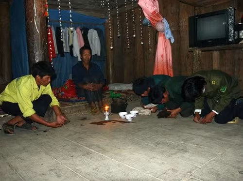 Tại nhà gái, ông mối và đại diện nhà trai phải quỳ lạy nhà gái trước khi thưa chuyện để tỏ rõ sự tôn trọng và thiện chí.