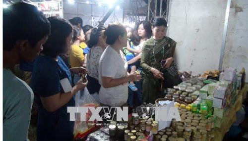 Khách hàng tham quan, mua sắm tại hội chợ. Ảnh: Trịnh Bang Nhiệm - TTXVVN Khách hàng tham quan, mua sắm tại hội chợ. Ảnh: Trịnh Bang Nhiệm - TTXVVN