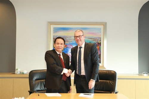 Ủy viên Trung ương Đảng, Tổng Giám đốc TTXVN Nguyễn Đức Lợi và Chủ tịch AAP Bruce Davidson tại lễ ký. Ảnh: Sơn Hà- Phóng viên TTXVN tại Australia