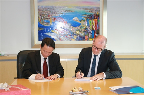 Ủy viên Trung ương Đảng, Tổng Giám đốc TTXVN Nguyễn Đức Lợi và Chủ tịch AAP Bruce Davidson ký thỏa thuận hợp tác giữa TTXVN và AAP. Ảnh: Sơn Hà- Phóng viên TTXVN tại Australia