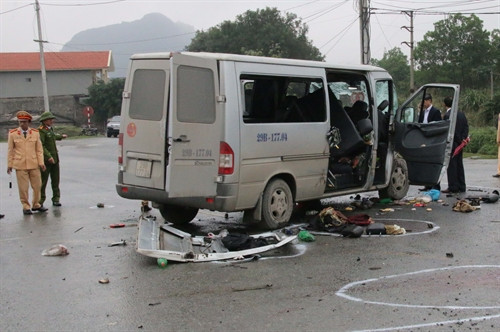 Hiện trường vụ tai nạn. Ảnh: Nguyễn Chinh- TTXVN Hiện trường vụ tai nạn. Ảnh: Nguyễn Chinh- TTXVN