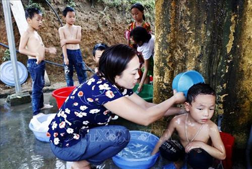Cô giáo Nguyễn Thị Mỹ tắm cho học sinh bán trú. Ảnh: Đinh Đức Tưởng - TTXVN Cô giáo Nguyễn Thị Mỹ tắm cho học sinh bán trú. Ảnh: Đinh Đức Tưởng - TTXVN