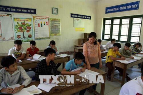 Cô Thầm hướng dẫn các em học sinh ôn luyện. Ảnh: Đức Hiếu-TTXVN Cô Thầm hướng dẫn các em học sinh ôn luyện. Ảnh: Đức Hiếu-TTXVN