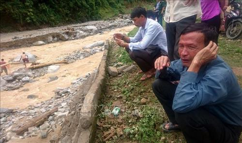 Ông Lường Văn Cu ở huyện Tuần Giáo (Điện Biên) cùng người nhà ngồi bên suối Pá Hạ (xã Pa Vệ Sử) cầu mong sớm tìm được con trai Lường Văn Kiên bị lũ cuốn trôi. Ảnh: Việt Hoàng - TTXVN Ông Lường Văn Cu ở huyện Tuần Giáo (Điện Biên) cùng người nhà ngồi bên suối Pá Hạ (xã Pa Vệ Sử) cầu mong sớm tìm được con trai Lường Văn Kiên bị lũ cuốn trôi. Ảnh: Việt Hoàng - TTXVN