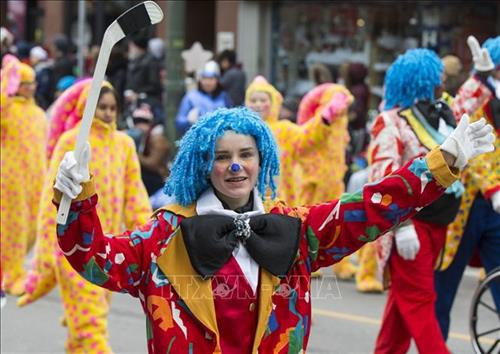 Hàng nghìn ông già Noel tham gia cuộc thi chạy thường niên tại Budapest, Hungary ngày 2/12/2018. Ảnh: THX/ TTXVN Khoảng 30 Ông già Noel tham gia diễu hành trên xe máy tại Zurich, Thụy Sĩ ngày 2/12/2018. Ảnh: THX/ TTXVN Hơn 500 Ông già Noel tham gia cuộc thi chạy thường niên tại Ontario, Canada ngày 25/11/2018. Ảnh: THX/ TTXVN Màn biểu diễn dưới nước của Ông già Noel tại Công viên Hải dương học Sunshine ở thủ đô Tokyo, Nhật Bản ngày 10/11/2018. Ảnh: Kyodo/ TTXVN Các Ông già Noel tham gia diễu hành tại Toronto, Canada ngày 18/11/2018. Ảnh: THX/ TTXVN Hàng nghìn ông già Noel tham gia cuộc thi chạy thường niên tại Budapest, Hungary ngày 2/12/2018. Ảnh: THX/ TTXVN Khoảng 30 Ông già Noel tham gia diễu hành trên xe máy tại Zurich, Thụy Sĩ ngày 2/12/2018. Ảnh: THX/ TTXVN Hơn 500 Ông già Noel tham gia cuộc thi chạy thường niên tại Ontario, Canada ngày 25/11/2018. Ảnh: THX/ TTXVN Màn biểu diễn dưới nước của Ông già Noel tại Công viên Hải dương học Sunshine ở thủ đô Tokyo, Nhật Bản ngày 10/11/2018. Ảnh: Kyodo/ TTXVN Các Ông già Noel tham gia diễu hành tại Toronto, Canada ngày 18/11/2018. Ảnh: THX/ TTXVN