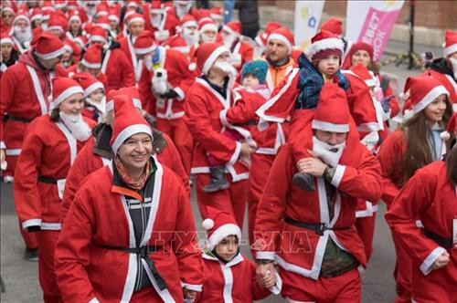 Hàng nghìn ông già Noel tham gia cuộc thi chạy thường niên tại Budapest, Hungary ngày 2/12/2018. Ảnh: THX/ TTXVN Khoảng 30 Ông già Noel tham gia diễu hành trên xe máy tại Zurich, Thụy Sĩ ngày 2/12/2018. Ảnh: THX/ TTXVN Hơn 500 Ông già Noel tham gia cuộc thi chạy thường niên tại Ontario, Canada ngày 25/11/2018. Ảnh: THX/ TTXVN Màn biểu diễn dưới nước của Ông già Noel tại Công viên Hải dương học Sunshine ở thủ đô Tokyo, Nhật Bản ngày 10/11/2018. Ảnh: Kyodo/ TTXVN Các Ông già Noel tham gia diễu hành tại Toronto, Canada ngày 18/11/2018. Ảnh: THX/ TTXVN Hàng nghìn ông già Noel tham gia cuộc thi chạy thường niên tại Budapest, Hungary ngày 2/12/2018. Ảnh: THX/ TTXVN Khoảng 30 Ông già Noel tham gia diễu hành trên xe máy tại Zurich, Thụy Sĩ ngày 2/12/2018. Ảnh: THX/ TTXVN Hơn 500 Ông già Noel tham gia cuộc thi chạy thường niên tại Ontario, Canada ngày 25/11/2018. Ảnh: THX/ TTXVN Màn biểu diễn dưới nước của Ông già Noel tại Công viên Hải dương học Sunshine ở thủ đô Tokyo, Nhật Bản ngày 10/11/2018. Ảnh: Kyodo/ TTXVN Các Ông già Noel tham gia diễu hành tại Toronto, Canada ngày 18/11/2018. Ảnh: THX/ TTXVN