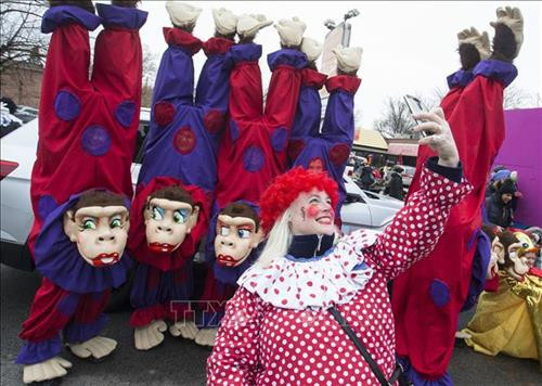 Hàng nghìn ông già Noel tham gia cuộc thi chạy thường niên tại Budapest, Hungary ngày 2/12/2018. Ảnh: THX/ TTXVN Khoảng 30 Ông già Noel tham gia diễu hành trên xe máy tại Zurich, Thụy Sĩ ngày 2/12/2018. Ảnh: THX/ TTXVN Hơn 500 Ông già Noel tham gia cuộc thi chạy thường niên tại Ontario, Canada ngày 25/11/2018. Ảnh: THX/ TTXVN Màn biểu diễn dưới nước của Ông già Noel tại Công viên Hải dương học Sunshine ở thủ đô Tokyo, Nhật Bản ngày 10/11/2018. Ảnh: Kyodo/ TTXVN Các Ông già Noel tham gia diễu hành tại Toronto, Canada ngày 18/11/2018. Ảnh: THX/ TTXVN Hàng nghìn ông già Noel tham gia cuộc thi chạy thường niên tại Budapest, Hungary ngày 2/12/2018. Ảnh: THX/ TTXVN Khoảng 30 Ông già Noel tham gia diễu hành trên xe máy tại Zurich, Thụy Sĩ ngày 2/12/2018. Ảnh: THX/ TTXVN Hơn 500 Ông già Noel tham gia cuộc thi chạy thường niên tại Ontario, Canada ngày 25/11/2018. Ảnh: THX/ TTXVN Màn biểu diễn dưới nước của Ông già Noel tại Công viên Hải dương học Sunshine ở thủ đô Tokyo, Nhật Bản ngày 10/11/2018. Ảnh: Kyodo/ TTXVN Các Ông già Noel tham gia diễu hành tại Toronto, Canada ngày 18/11/2018. Ảnh: THX/ TTXVN