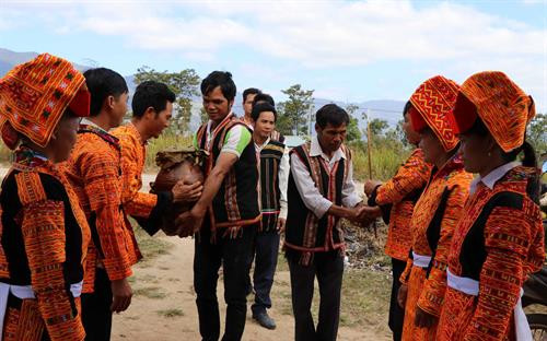Những người Bahnar sống cùng làng đến chúc Tết bà con người Dao. Ảnh: Hồng Điệp - TTXVN Những người Bahnar sống cùng làng đến chúc Tết bà con người Dao. Ảnh: Hồng Điệp - TTXVN