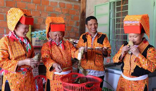 Bà con người Dao chuẩn bị dùa tải (bánh cặp) để cúng ông bà tổ tiên trong ngày Tết cổ truyền. Ảnh: Hồng Điệp - TTXVN Bà con người Dao chuẩn bị dùa tải (bánh cặp) để cúng ông bà tổ tiên trong ngày Tết cổ truyền. Ảnh: Hồng Điệp - TTXVN