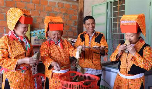 Bà con người Dao chuẩn bị dùa tải (bánh cặp) để cúng ông bà tổ tiên trong ngày Tết cổ truyền. Ảnh: Hồng Điệp - TTXVN