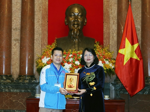 Phó Chủ tịch nước Đặng Thị Ngọc Thịnh tặng ảnh Bác Hồ cho các đại biểu. Ảnh: Nguyễn Dân – TTXVN