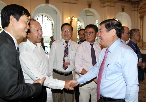 Chủ tịch UBND TP. Hồ Chí Minh Nguyễn Thành Phong với các đại biểu kiều bào. Ảnh: Thanh Vũ- TTXVN