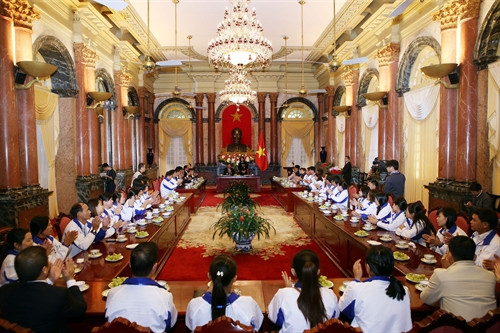 Phó Chủ tịch nước Đặng Thị Ngọc Thịnh tiếp thân mật Đoàn Giáo viên tiêu biểu, xuất sắc ở các xã đảo, huyện đảo nhân dịp đoàn thăm Thủ đô Hà Nội. Ảnh: Nguyễn Dân – TTXVN