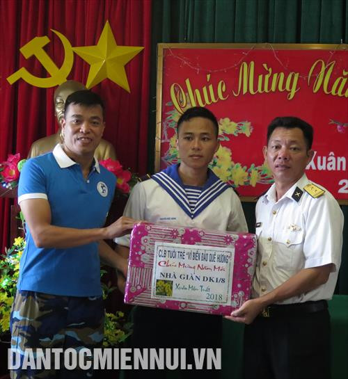 Ông Phạm Phương Hợp, thành viên Câu lạc bộ Tuổi trẻ “Vì biển đảo quê hương” (Trung ương Đoàn) trao tặng rau củ quả và hạt giống rau xanh cho các chiến sĩ nhà giàn DK1-8