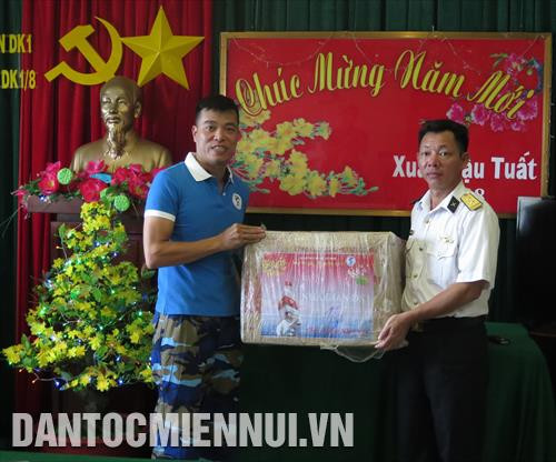 Ông Phạm Phương Hợp, thành viên Câu lạc bộ Tuổi trẻ “Vì biển đảo quê hương” (Trung ương Đoàn) trao tặng rau củ quả và hạt giống rau xanh cho các chiến sĩ nhà giàn DK1-8