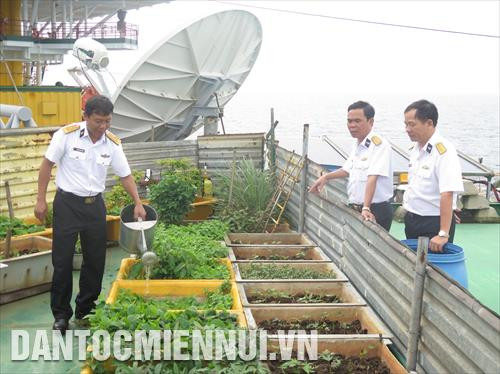 Đoàn công tác Bộ Tư lệnh vùng 2 Hải quân kiểm tra công tác hậu cần, tăng gia sản xuất tại nhà giàn DK1-21