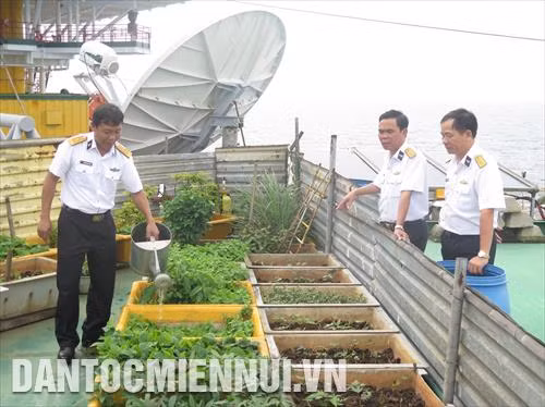 Đoàn công tác Bộ Tư lệnh vùng 2 Hải quân kiểm tra công tác hậu cần, tăng gia sản xuất tại nhà giàn DK1-21