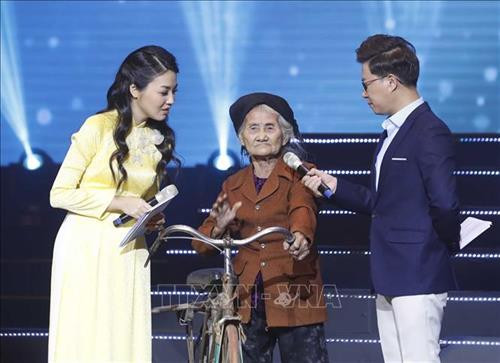 Cụ Đỗ Thị Mơ, 83 tuổi, người viết đơn xin thoát nghèo tham dự chương trình. Ảnh: Thống Nhất – TTXVN Cụ Đỗ Thị Mơ, 83 tuổi, người viết đơn xin thoát nghèo tham dự chương trình. Ảnh: Thống Nhất – TTXVN