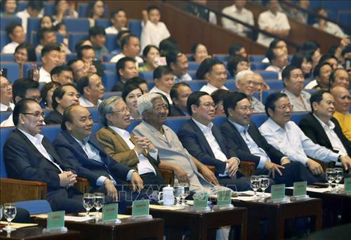 Thủ tướng Nguyễn Xuân Phúc, Uỷ viên Bộ Chính trị, Thường trực Ban Bí thư Trần Quốc Vượng và các đại biểu tham dự chương trình. Ảnh: Thống Nhất – TTXVN Thủ tướng Nguyễn Xuân Phúc, Uỷ viên Bộ Chính trị, Thường trực Ban Bí thư Trần Quốc Vượng và các đại biểu tham dự chương trình. Ảnh: Thống Nhất – TTXVN