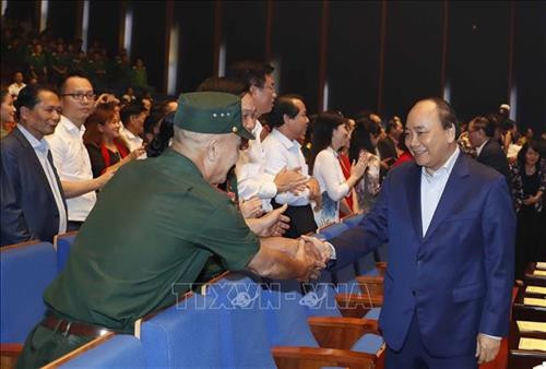 Thủ tướng Nguyễn Xuân Phúc và các đại biểu tham dự chương trình. Ảnh: Thống Nhất – TTXVN Thủ tướng Nguyễn Xuân Phúc và các đại biểu tham dự chương trình. Ảnh: Thống Nhất – TTXVN