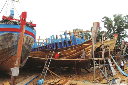 Đóng mới tàu tại cảng cá Phan Thiết