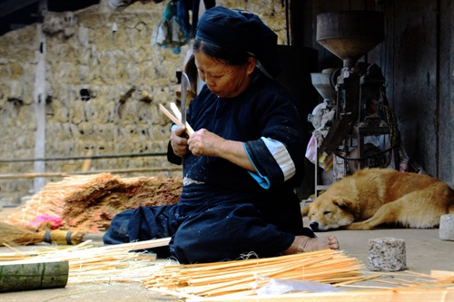 Thân hương thường được dùng bằng gỗ cây mai vì nó dẻo và dễ bắt lửa. Cây mai được lấy ở trên rừng rồi chẻ mai bằng tay, vót các que mai cũng phải nhỏ, tròn đều mới gọi là đạt. Tre phải ngâm nước 2-3 ngày mới mang ra dùng. Thân hương thường được dùng bằng gỗ cây mai vì nó dẻo và dễ bắt lửa. Cây mai được lấy ở trên rừng rồi chẻ mai bằng tay, vót các que mai cũng phải nhỏ, tròn đều mới gọi là đạt. Tre phải ngâm nước 2-3 ngày mới mang ra dùng.
