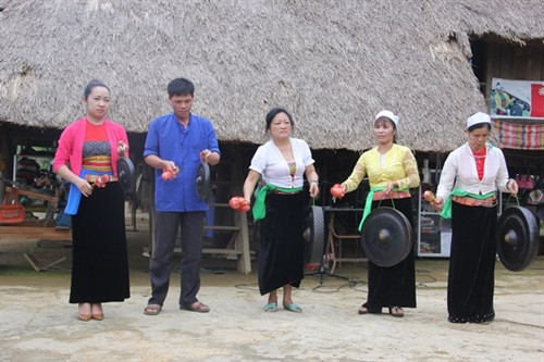 Nổi chiêng mừng đón mưa về