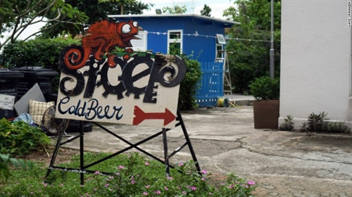 Hãy đến đây để chiêm ngưỡng tượng Phật lớn nhất thế giới. Chỉ mất 30 đi từ đảo Hong Kong, bạn có thể dành 1 ngày ở Lantau để khám phá những thác nước hùng vĩ, những làng chài, bãi biển… Tượng Đại Phật Thiên Tân: Đây là bức tượng Phật ngồi bằng đồng lớn nhất thế giới với chiều cao 34 mét, nặng 250 tấn, mỗi ngày thu hút hàng ngàn lượt người đến thăm quan. Beach House: Có một chuỗi quán cà phê nhìn ra biển, bao gồm Beach House. Tại đây phục vụ các món ăn Địa Trung Hải, chủ yếu là các món hải sản. Được mệnh danh là lá phổi của Hong Kong, Lantau địa hình chủ yếu đồi núi, có những bãi cát trải dài bờ biển và công viên lớn nhất đảo. Gia súc trên đảo nhiều hơn cả taxi: Gần 1.000 con gia súc so với 75 chiếc taxi có trên đảo. Nằm giữa những ngọn núi và các cánh đồng lúa, bãi biển Pui O là sự lựa chọn tuyệt vời cho những người thích tắm nắng, lướt sóng và ngắm những con trâu nước đặc trưng của Lantau. Mavericks: Được mở cửa vào năm 2014, với đồ nội thất “cũ kỹ”, những tấm ván lướt sóng trang trí trên tường và ngay cả đoạn đường trượt băng nhỏ đã nhanh chóng biến Mavericks trở thành điểm đến hấp dẫn ở Lantau. Cắm trại ở Pui O: Một khu cắm trại công cộng gần biển, ngay bên cạnh nó là một doanh nghiệp địa phương cung cấp lều trại, túi ngủ, đồ dùng nấu nướng,… mọi đồ dùng cần thiết cho du khách. Biển Cheung Sha: Gần khu cắm trại là một địa điểm phổ biến để thưởng thức đồ ăn nhẹ và đồ uống. The Stoep: Nằm cách xa bờ biển, The Stoep là một trong những nhà hàng Nam Phi nổi tiếng nhất ở Hong Kong. Hãy đến đây để chiêm ngưỡng tượng Phật lớn nhất thế giới. Chỉ mất 30 đi từ đảo Hong Kong, bạn có thể dành 1 ngày ở Lantau để khám phá những thác nước hùng vĩ, những làng chài, bãi biển… Tượng Đại Phật Thiên Tân: Đây là bức tượng Phật ngồi bằng đồng lớn nhất thế giới với chiều cao 34 mét, nặng 250 tấn, mỗi ngày thu hút hàng ngàn lượt người đến thăm quan. Beach House: Có một chuỗi quán cà phê nhìn ra biển, bao gồm Beach House. Tại đây phục vụ các món ăn Địa Trung Hải, chủ yếu là các món hải sản. Được mệnh danh là lá phổi của Hong Kong, Lantau địa hình chủ yếu đồi núi, có những bãi cát trải dài bờ biển và công viên lớn nhất đảo. Gia súc trên đảo nhiều hơn cả taxi: Gần 1.000 con gia súc so với 75 chiếc taxi có trên đảo. Nằm giữa những ngọn núi và các cánh đồng lúa, bãi biển Pui O là sự lựa chọn tuyệt vời cho những người thích tắm nắng, lướt sóng và ngắm những con trâu nước đặc trưng của Lantau. Mavericks: Được mở cửa vào năm 2014, với đồ nội thất “cũ kỹ”, những tấm ván lướt sóng trang trí trên tường và ngay cả đoạn đường trượt băng nhỏ đã nhanh chóng biến Mavericks trở thành điểm đến hấp dẫn ở Lantau. Cắm trại ở Pui O: Một khu cắm trại công cộng gần biển, ngay bên cạnh nó là một doanh nghiệp địa phương cung cấp lều trại, túi ngủ, đồ dùng nấu nướng,… mọi đồ dùng cần thiết cho du khách. Biển Cheung Sha: Gần khu cắm trại là một địa điểm phổ biến để thưởng thức đồ ăn nhẹ và đồ uống. The Stoep: Nằm cách xa bờ biển, The Stoep là một trong những nhà hàng Nam Phi nổi tiếng nhất ở Hong Kong.