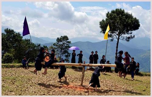 Trẻ em người La Chí thích thú với trò chơi đu quay truyền thống Trẻ em người La Chí thích thú với trò chơi đu quay truyền thống