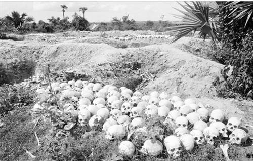 Những hố chôn tập thể người dân vô tội bị bọn diệt chủng Pol Pot - Ieng Sary sát hại, được phát hiện sau ngày giải phóng 7/1/1979 tại “cánh đồng chết” Choeung Ek, cách Thủ đô PhnomPenh khoảng 17km về phía Nam. Choeung Ek là hố chôn người khổng lồ và kinh hoàng nhất trong số gần 100 mồ chôn tập thể trên khắp đất nước Campuchia. Ảnh: TTXVN Những hố chôn tập thể người dân vô tội bị bọn diệt chủng Pol Pot - Ieng Sary sát hại, được phát hiện sau ngày giải phóng 7/1/1979 tại “cánh đồng chết” Choeung Ek, cách Thủ đô PhnomPenh khoảng 17km về phía Nam. Choeung Ek là hố chôn người khổng lồ và kinh hoàng nhất trong số gần 100 mồ chôn tập thể trên khắp đất nước Campuchia. Ảnh: TTXVN