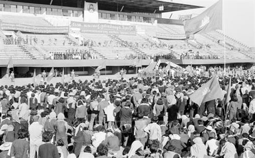 Nhân dân Campuchia tham dự Lễ mừng chiến thắng 07/1/1979, được tổ chức ngày 25/1/1979 tại sân vận động Olympic ở thủ đô Phnom Penh. Ảnh: TTXVN Nhân dân Campuchia tham dự Lễ mừng chiến thắng 07/1/1979, được tổ chức ngày 25/1/1979 tại sân vận động Olympic ở thủ đô Phnom Penh. Ảnh: TTXVN