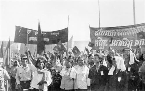 Nhân dân Campuchia tham dự Lễ mừng chiến thắng 7/1/1979, được tổ chức ngày 25/1/1979 tại sân vận động Olympic ở thủ đô Phnom Penh. Ảnh: TTXVN Nhân dân Campuchia tham dự Lễ mừng chiến thắng 7/1/1979, được tổ chức ngày 25/1/1979 tại sân vận động Olympic ở thủ đô Phnom Penh. Ảnh: TTXVN